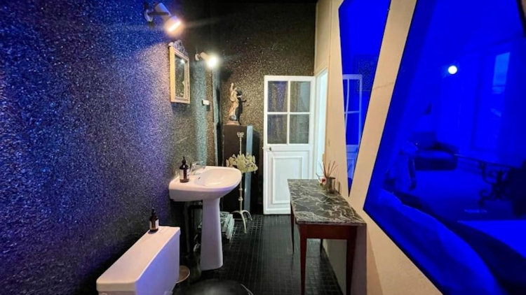 Le Marais Gallery bathroom